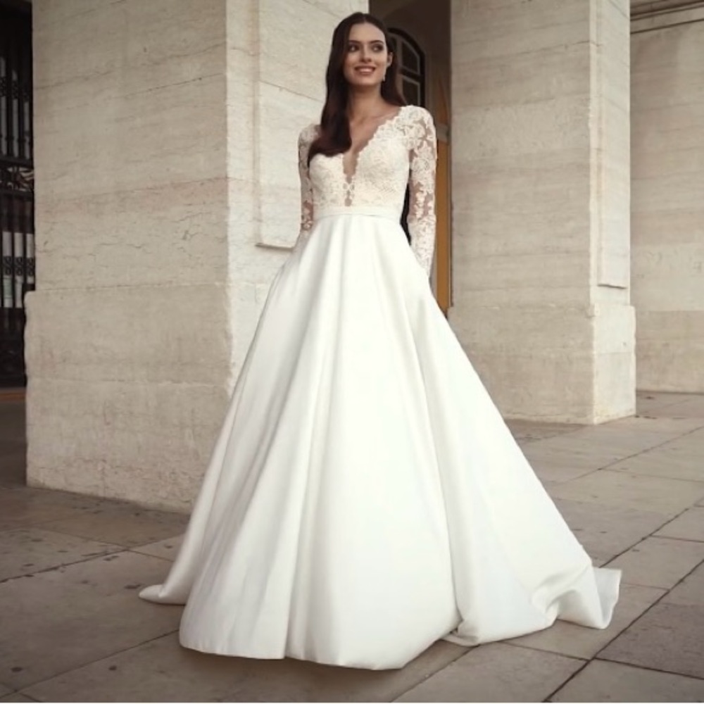 Eyelash Lace Wedding Dress - Picture 4 of 16